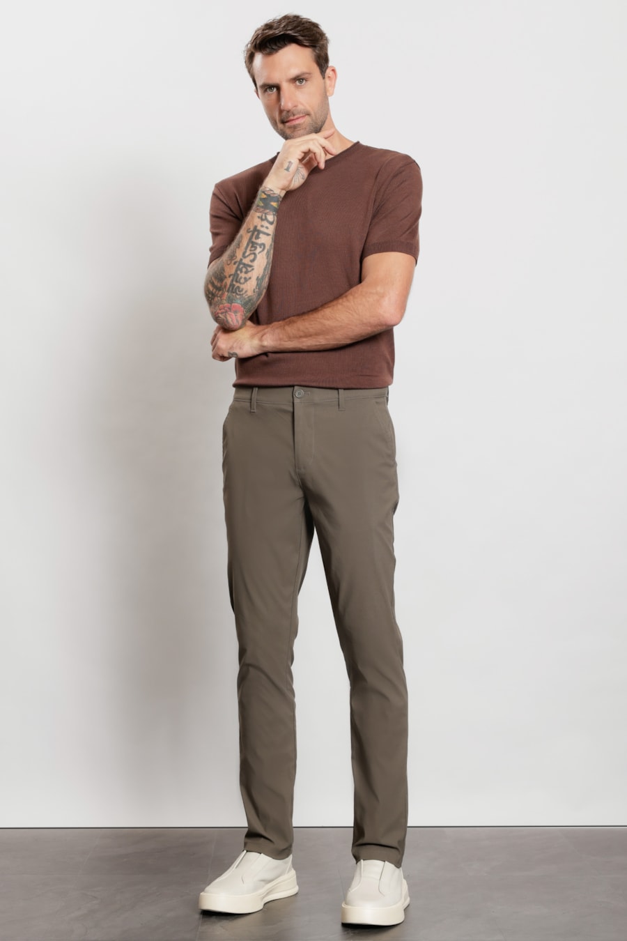 Calça Chino Elastic Fume — foto 2 de 6