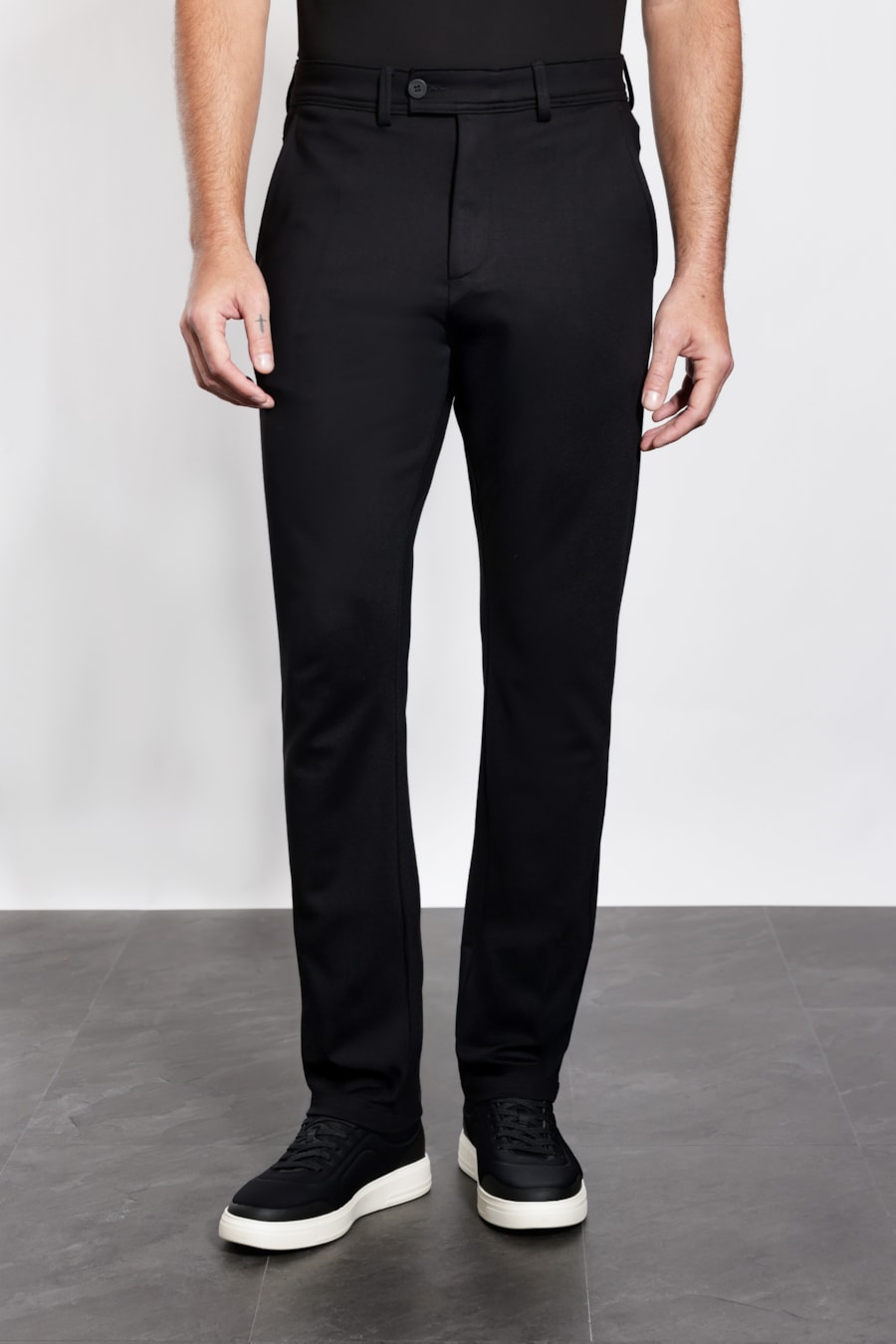 Calça Chino Malha Viscose Com Bolsos Preto — foto 1 de 6