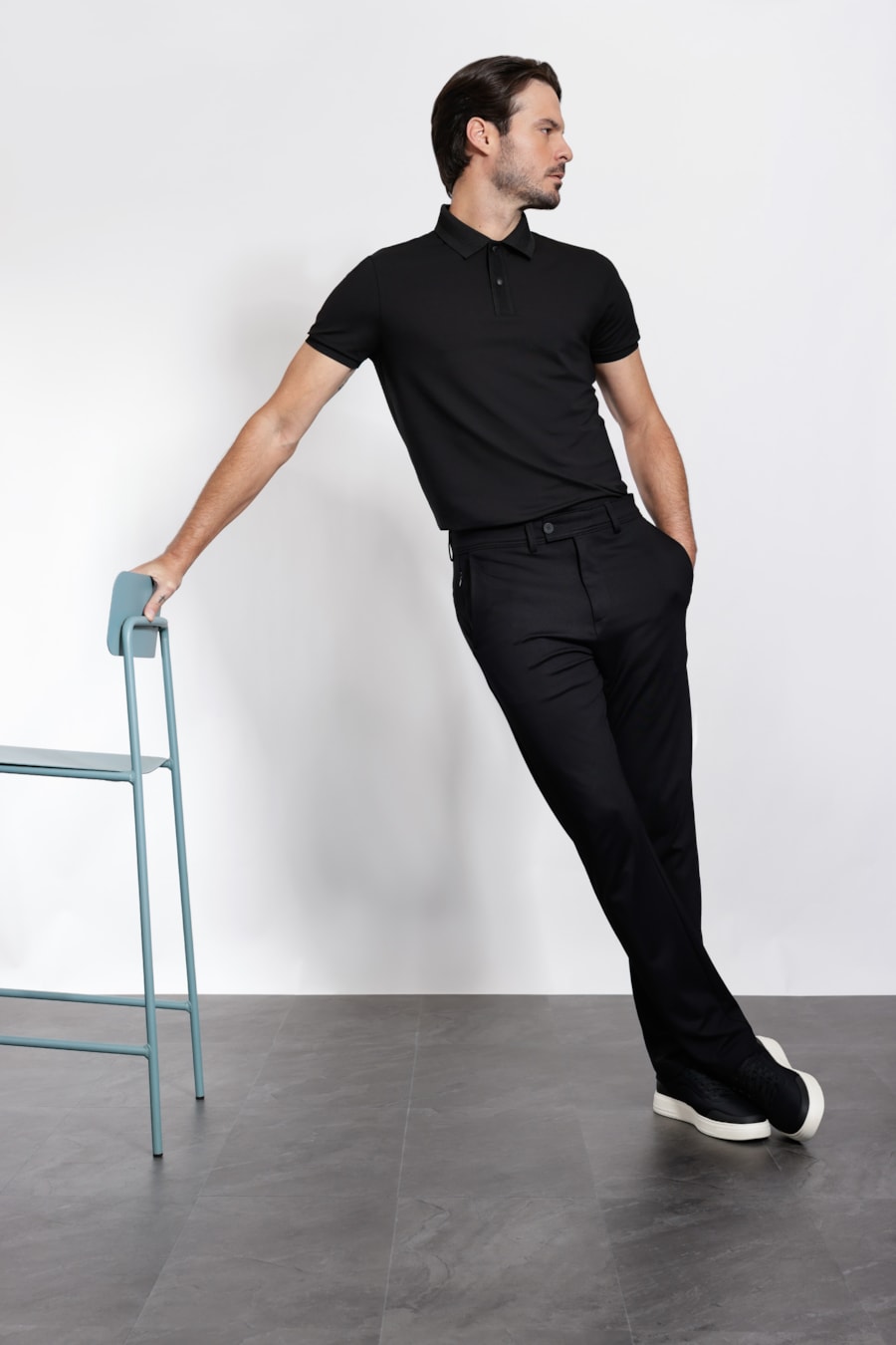 Calça Chino Malha Viscose Com Bolsos Preto — foto 2 de 6