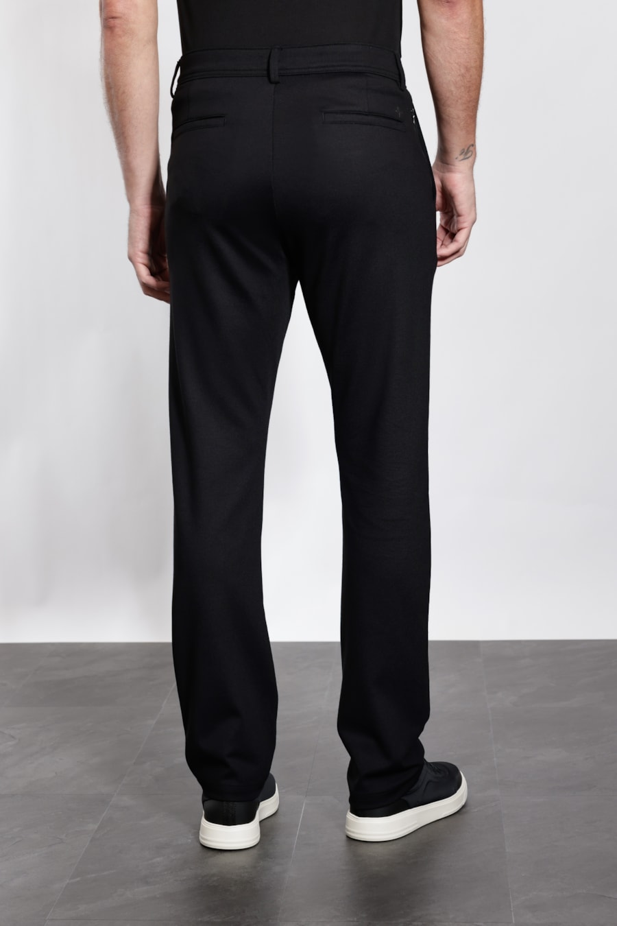 Calça Chino Malha Viscose Com Bolsos Preto — foto 5 de 6