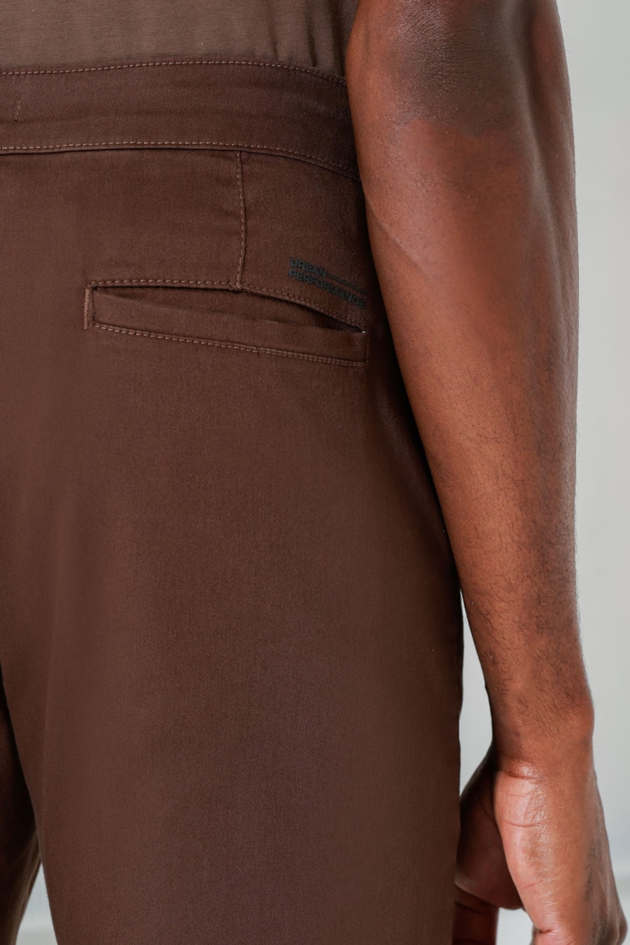 Calça Chino Skinny Antiodor Ocre — foto 4 de 6