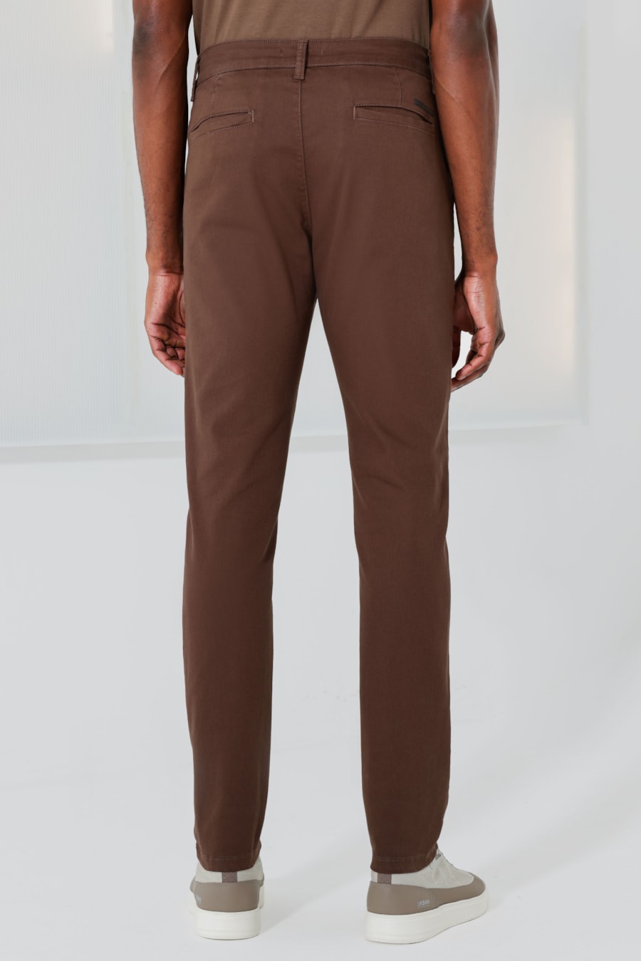 Calça Chino Skinny Antiodor Ocre — foto 5 de 6