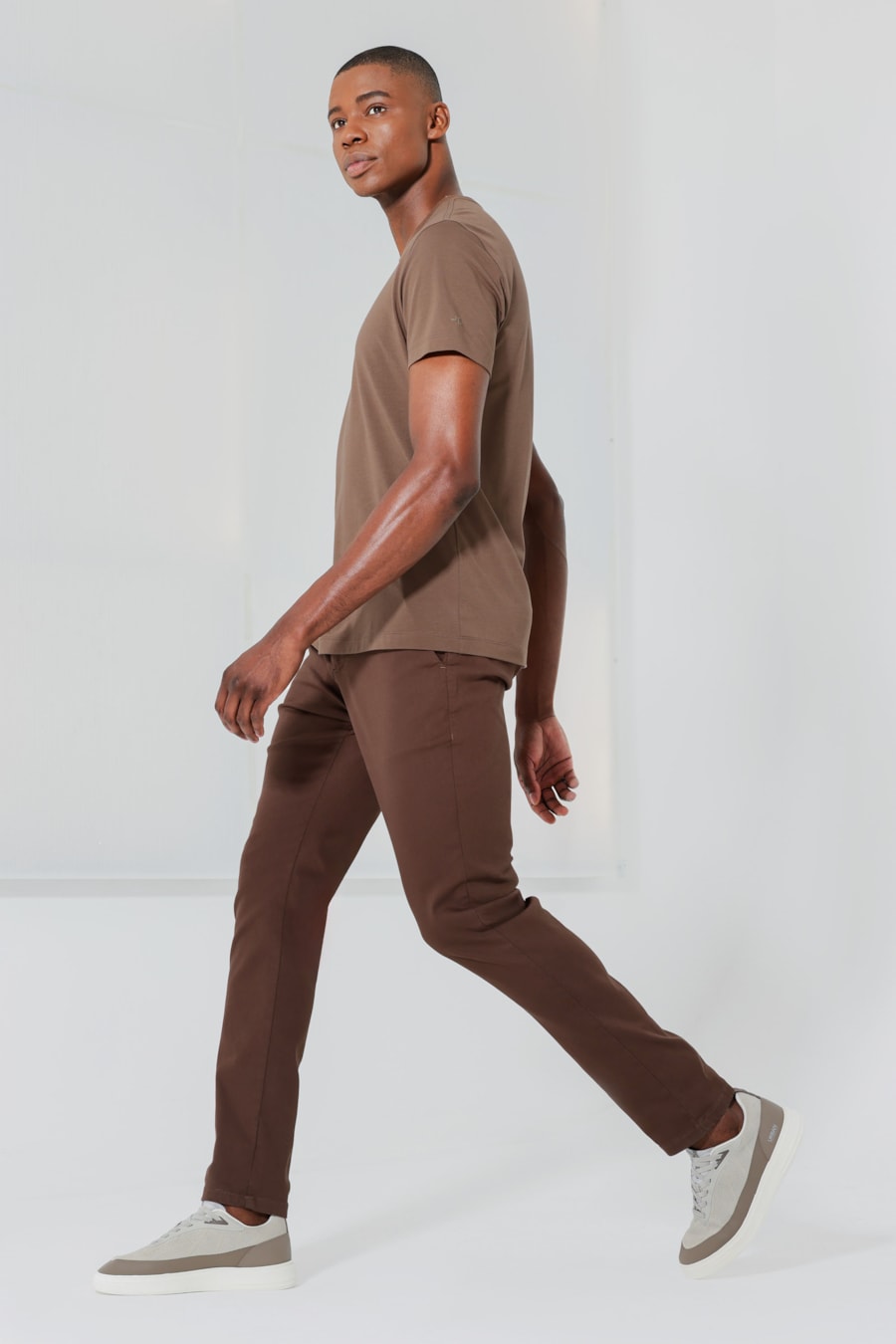 Calça Chino Skinny Antiodor Ocre — foto 2 de 6
