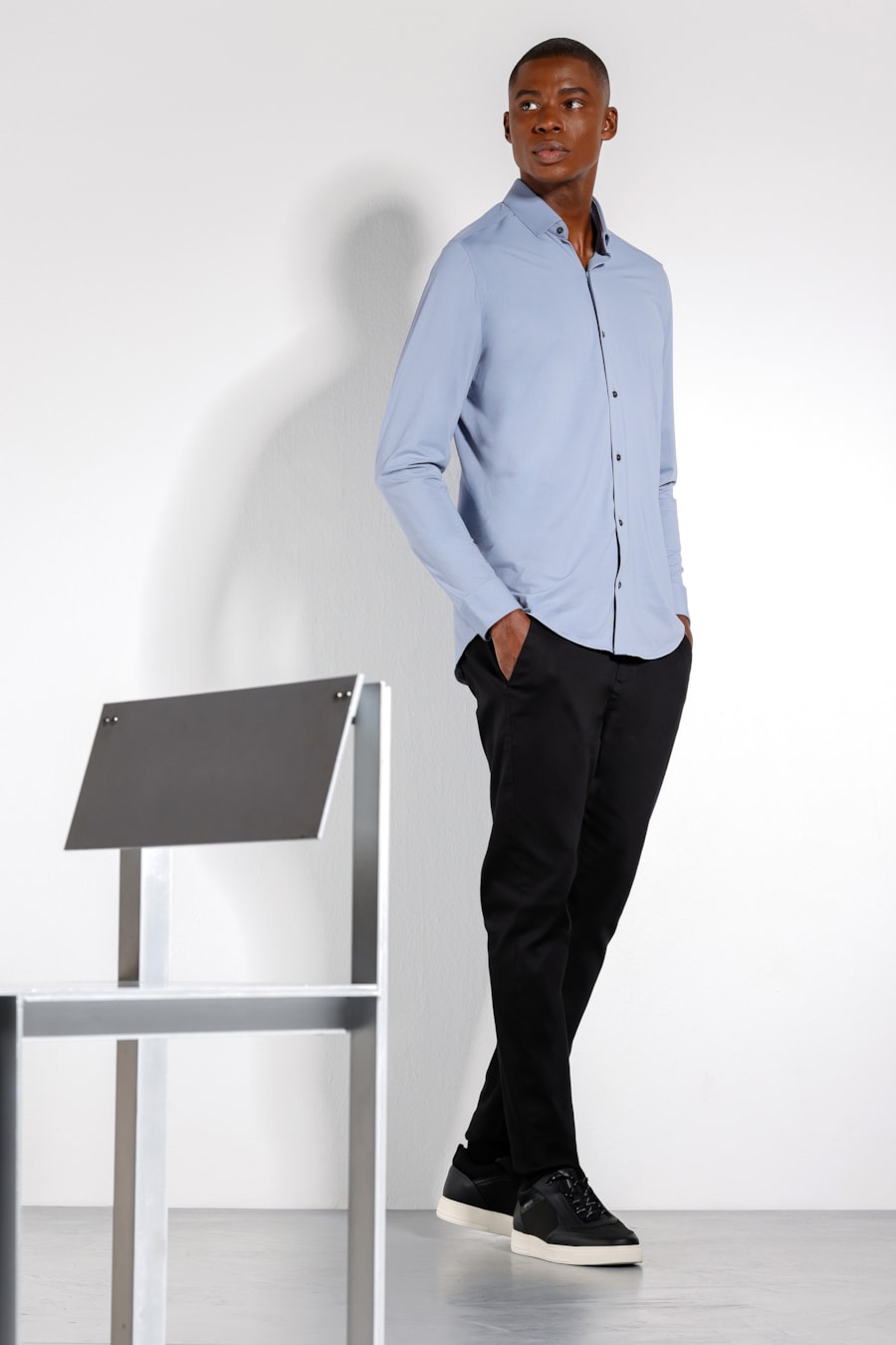 Calça Chino Skinny Antiodor Preto — foto 2 de 6