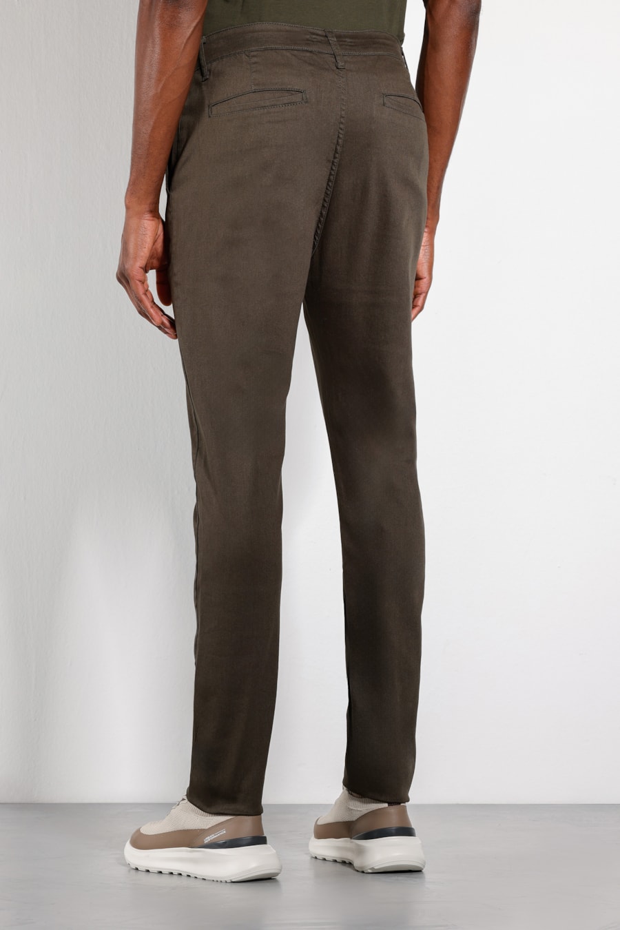 Calça Chino Skinny Antiodor Verde Militar — foto 3 de 6