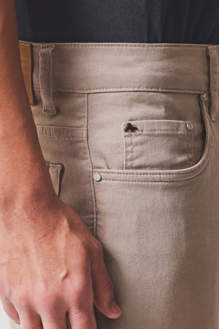 Calça Chino Slim Color Liquid Repeller Areia — foto 3 de 7