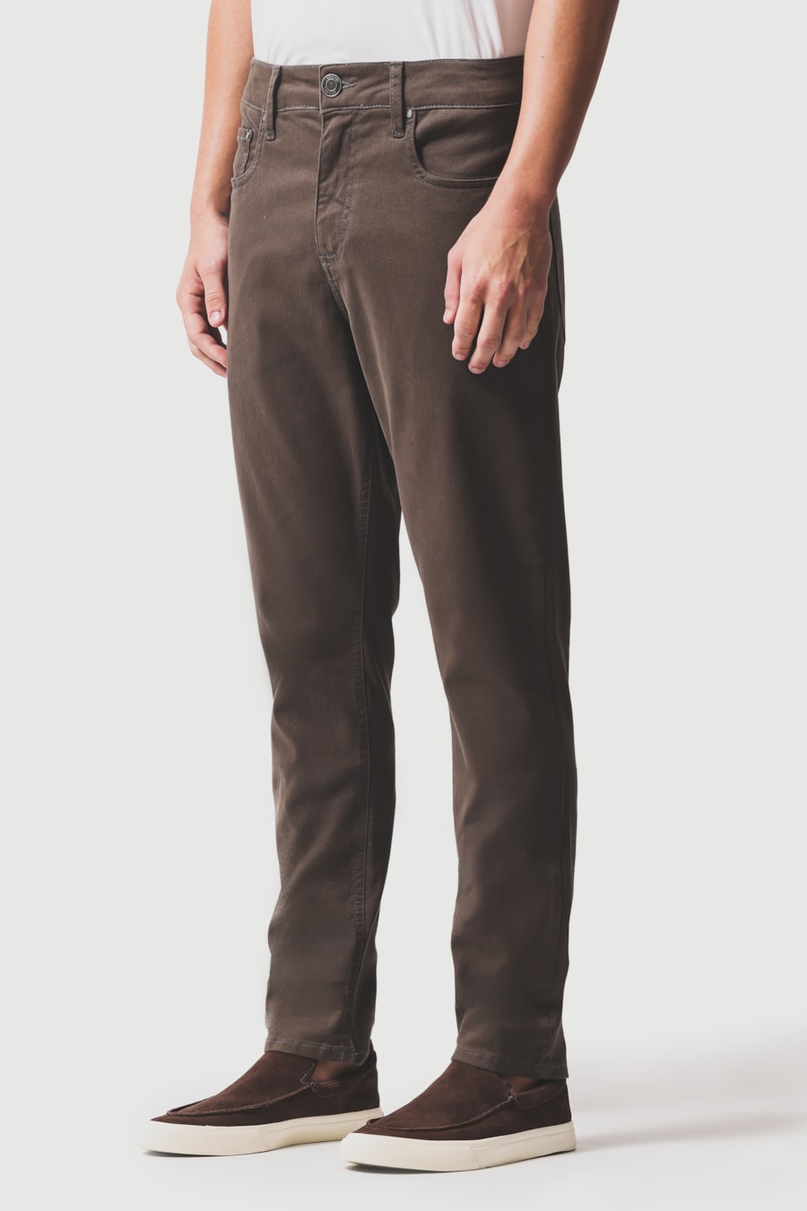 Calça Chino Slim Color Liquid Repeller Chumbo — foto 1 de 6