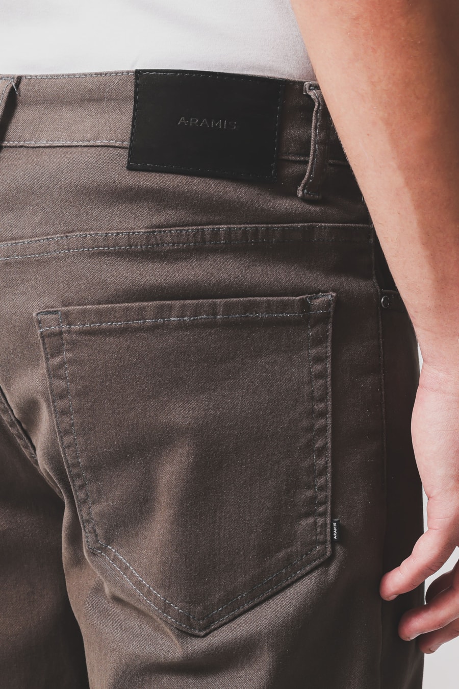 Calça Chino Slim Color Liquid Repeller Chumbo — foto 4 de 6