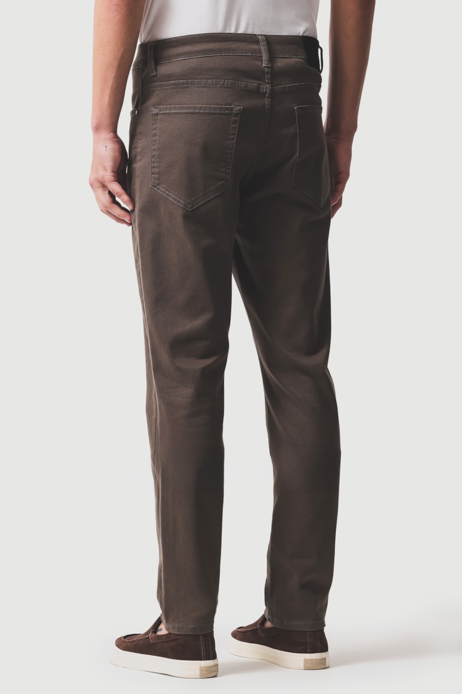 Calça Chino Slim Color Liquid Repeller Chumbo — foto 5 de 6