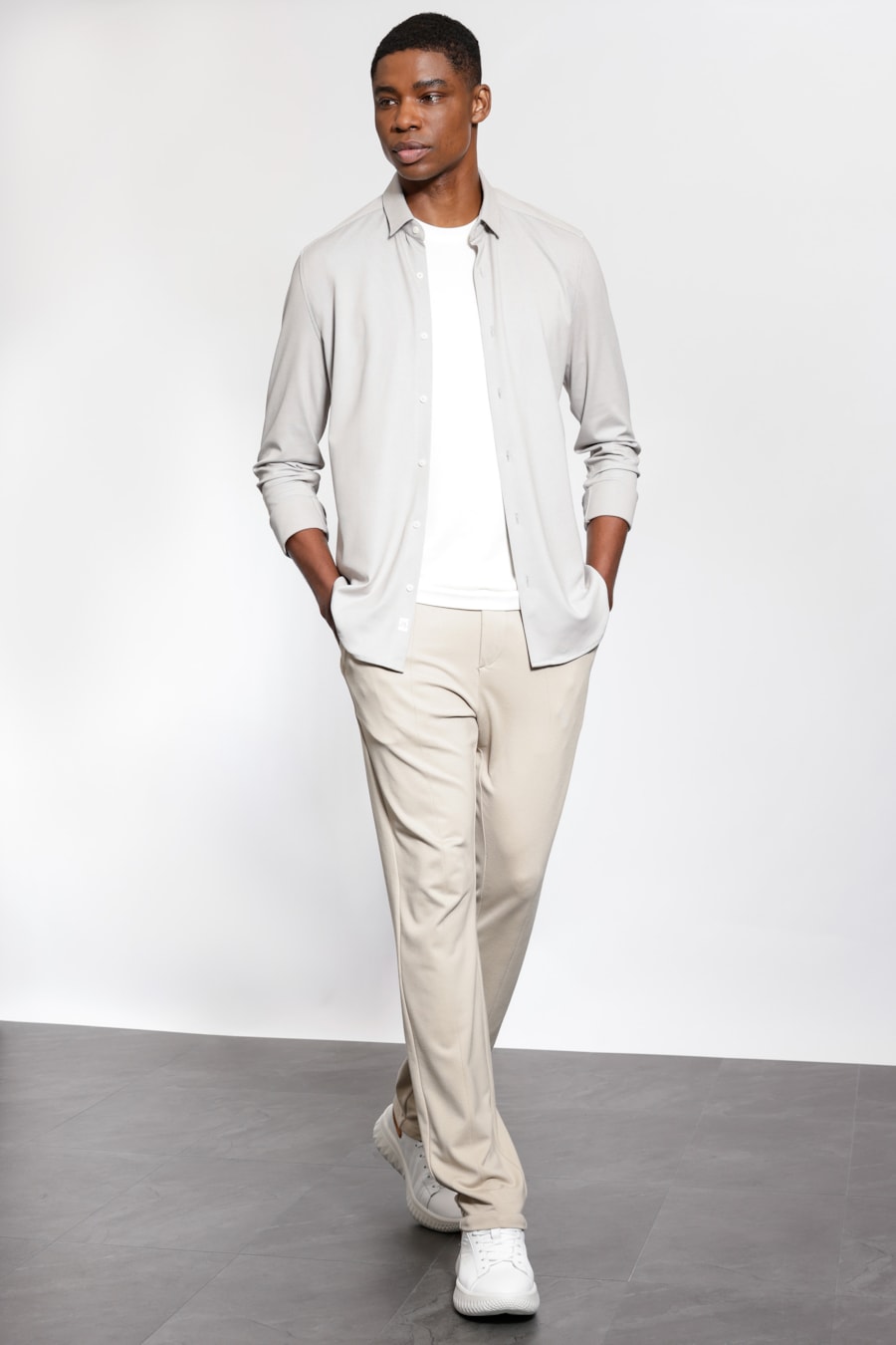 Calça Chino Soft Flow Areia — foto 2 de 6