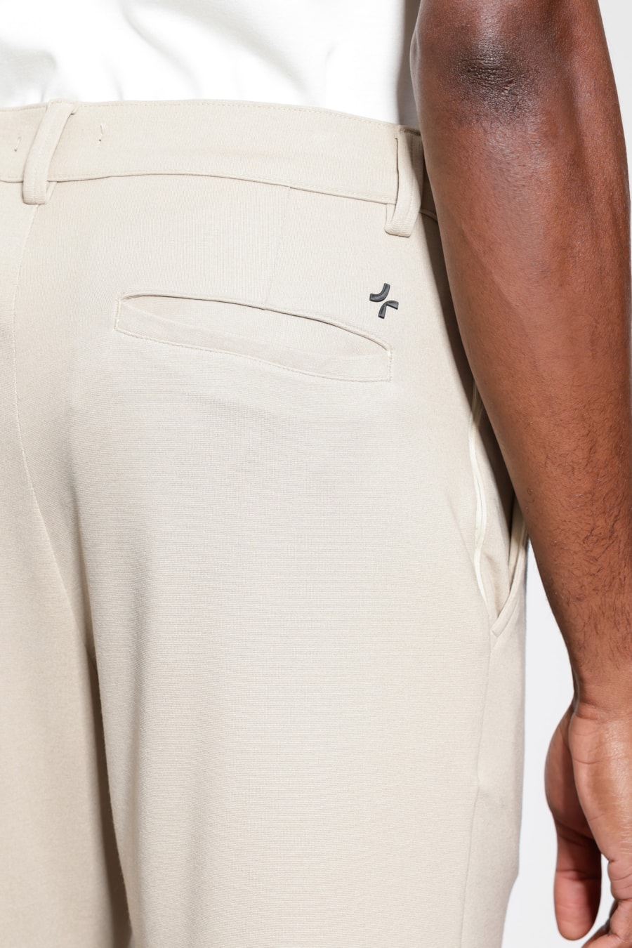 Calça Chino Soft Flow Areia — foto 4 de 6