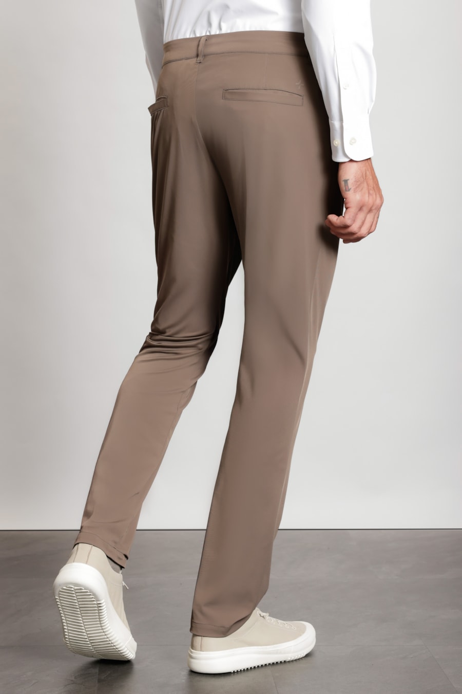 Calça Chino Tech Caqui — foto 6 de 7