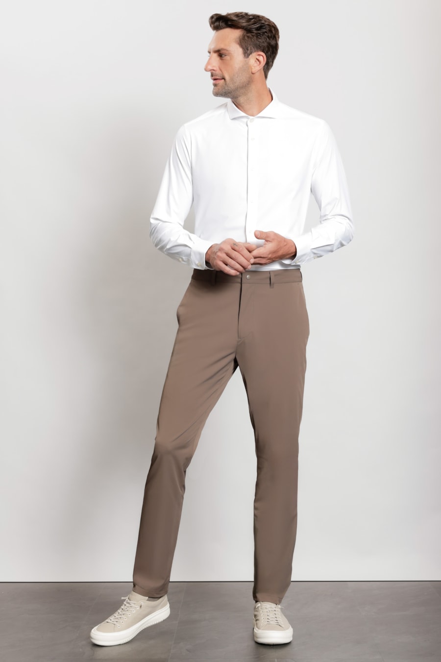 Calça Chino Tech Caqui — foto 2 de 7