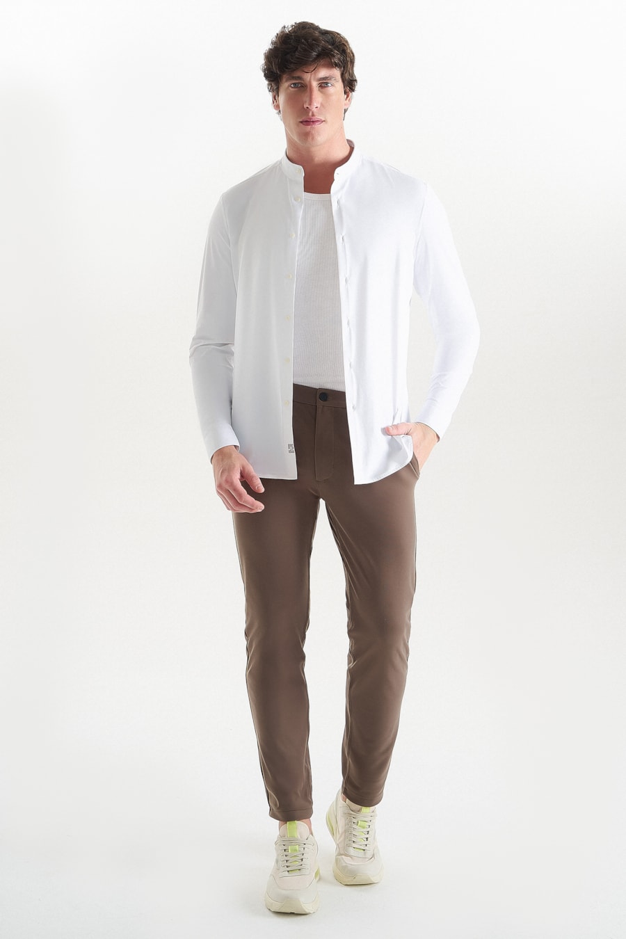 Calça Chino Tech Sanforized Knit Cáqui — foto 2 de 4