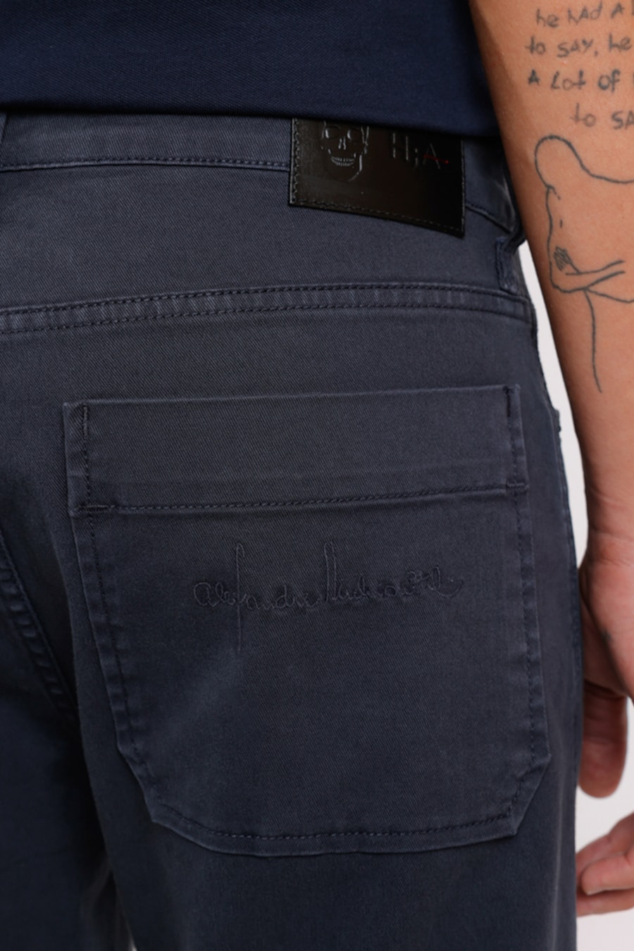 Calça Color Skinny Colab Alexandre Herchcovitch Marinho — foto 4 de 5
