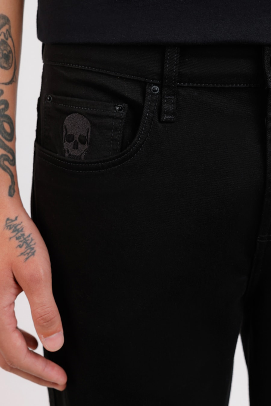 Calça Color Skinny Colab Alexandre Herchcovitch Preto — foto 3 de 5