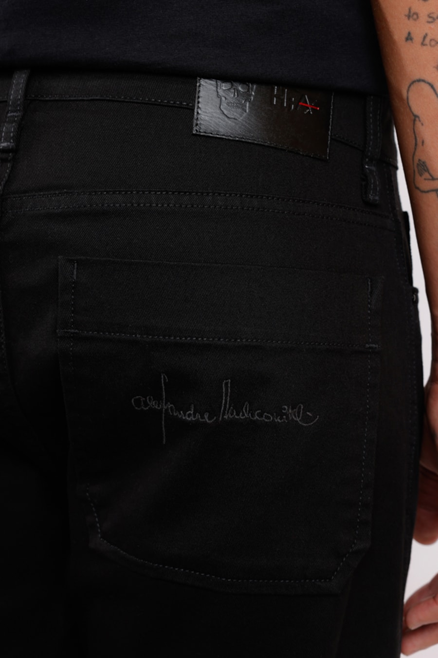 Calça Color Skinny Colab Alexandre Herchcovitch Preto — foto 4 de 5