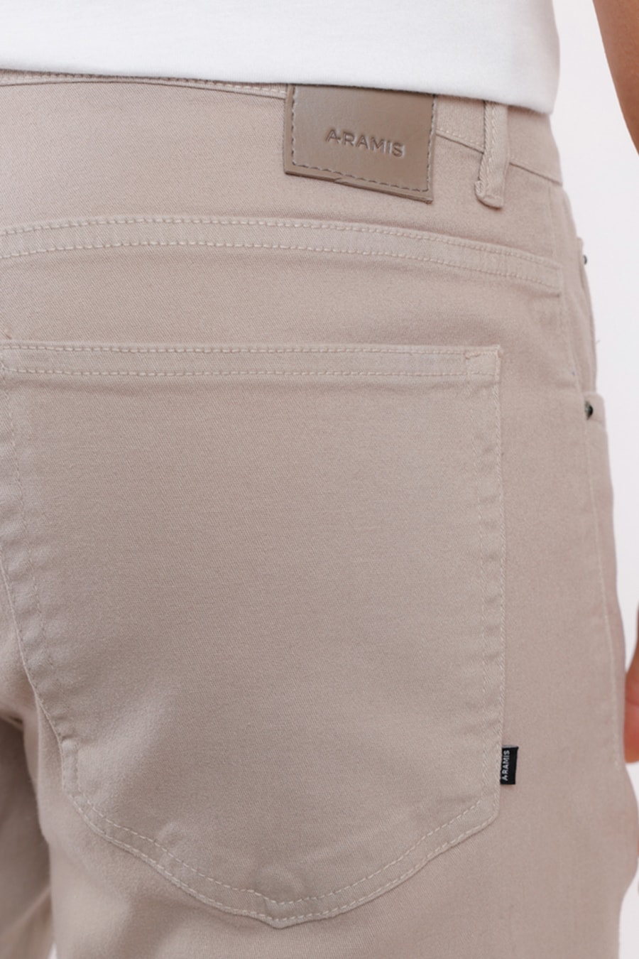 Calça Color Slim Tinturada Básica Cáqui — foto 2 de 3