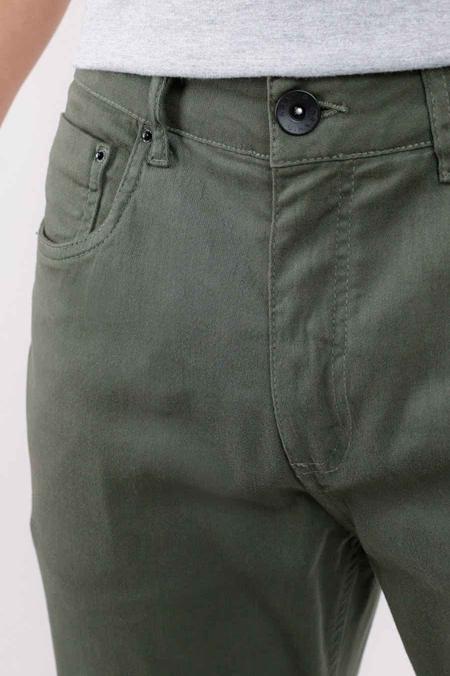Calça Color Slim Tinturada Básica Verde Militar — foto 1 de 3