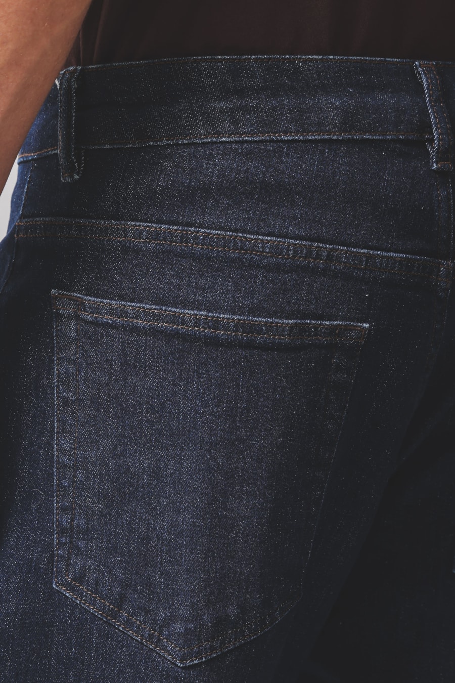 Calça Jeans Regular Amaciada Azul Escuro — foto 4 de 6