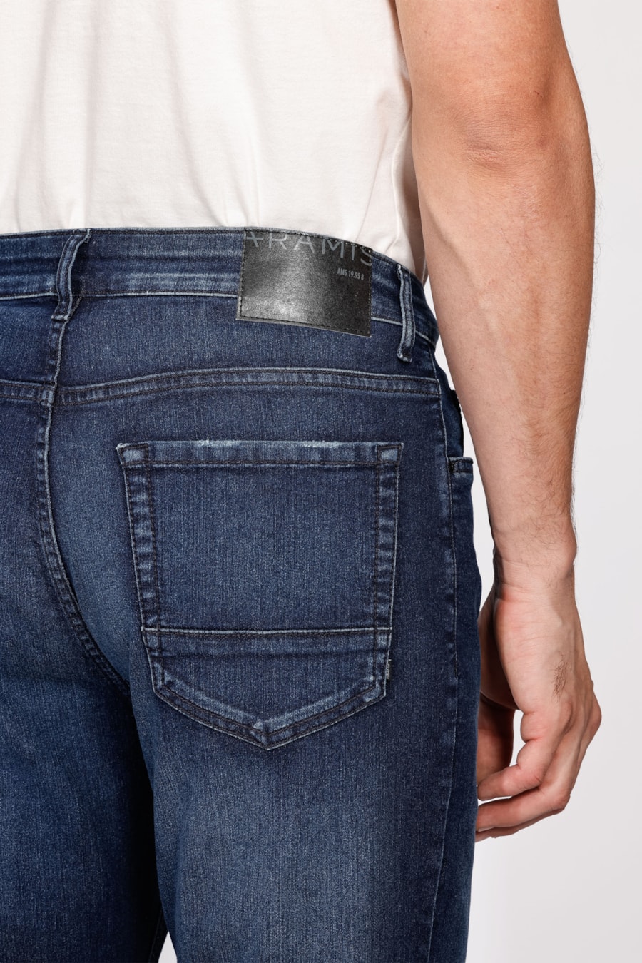Calça Jeans Regular Intense Stonado Azul Escuro — foto 4 de 5