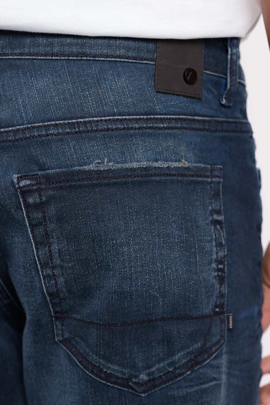 Calça Jeans Regular Resinada Azul Escuro — foto 2 de 3
