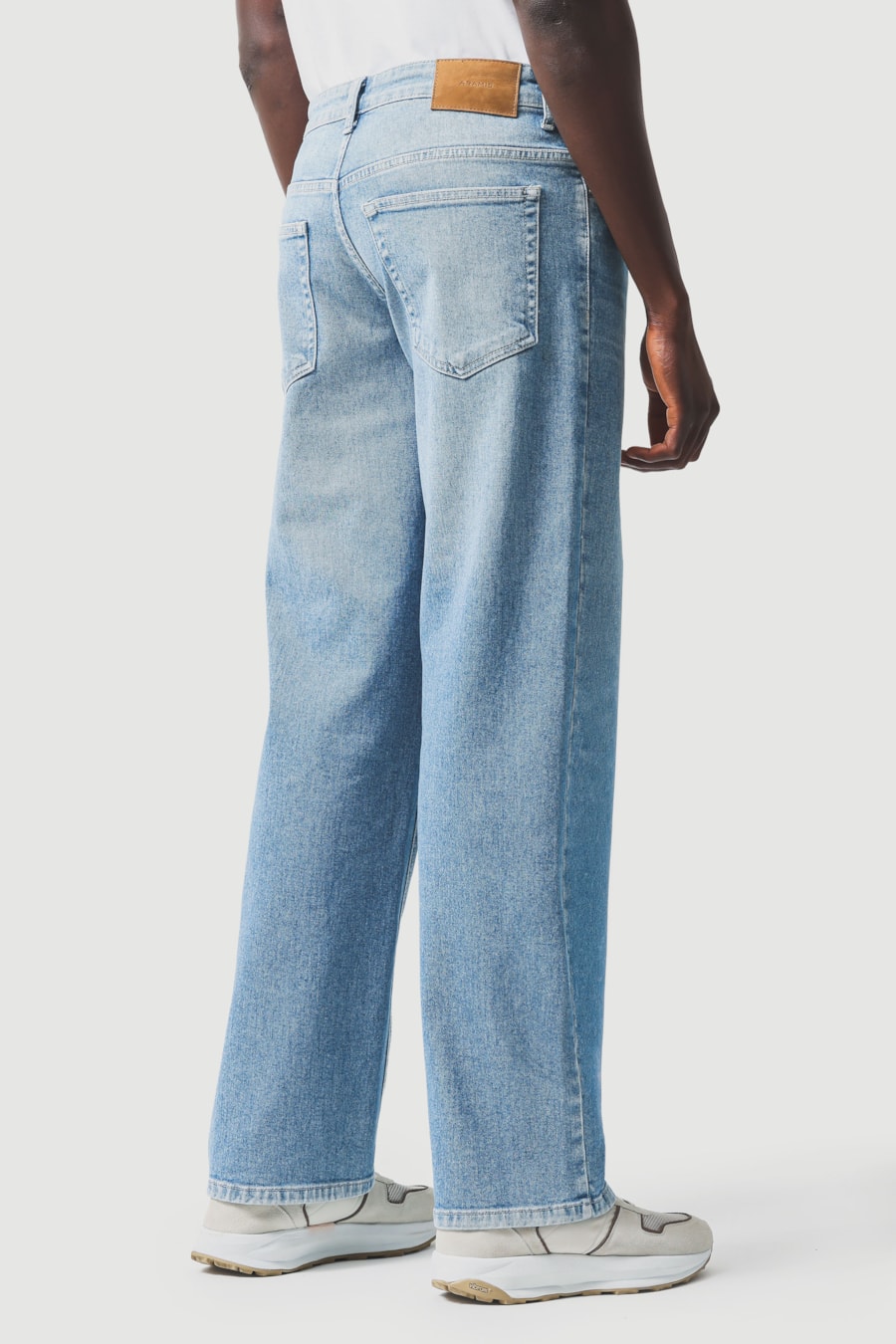 Calça Jeans Reta Clara Azul Claro — foto 5 de 6