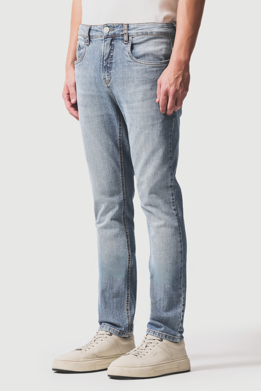 Calça Jeans Slim Used Claro Azul Claro — foto 1 de 5