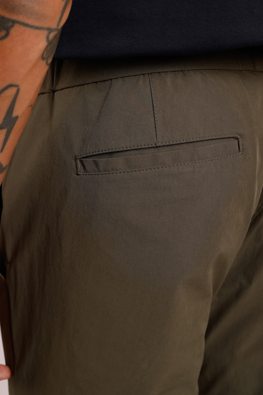 Calça Jogger Slim Bi Stretch Verde Militar — foto 3 de 5