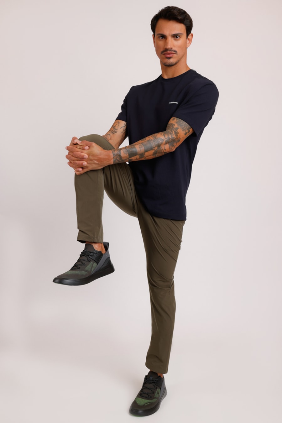 Calça Jogger Slim Bi Stretch Verde Militar — foto 4 de 5