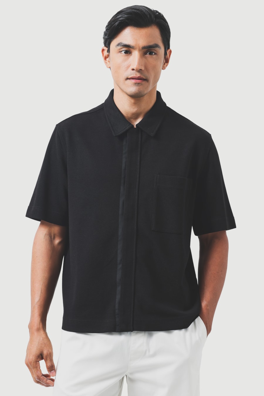 Camisa Manga Curta Box Com Zíper Preto — foto 1 de 7