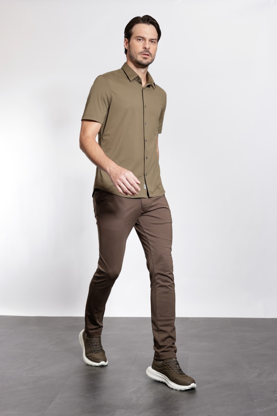 Camisa Manga Curta Classic Everyday Verde Militar — foto 2 de 5