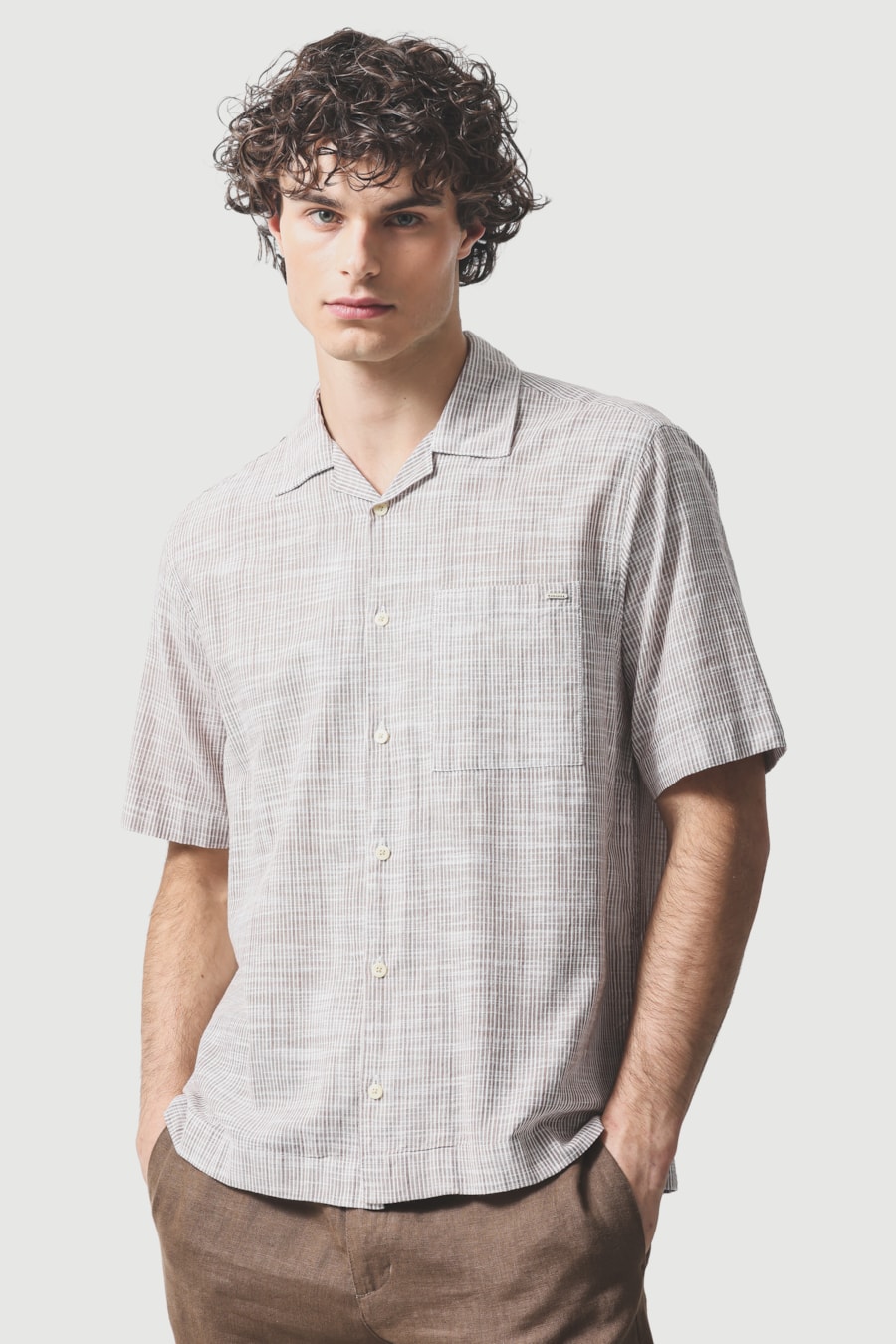 Camisa Manga Curta Regular Com Bolso Flame Listrada Castor C/ Branco — foto 1 de 6
