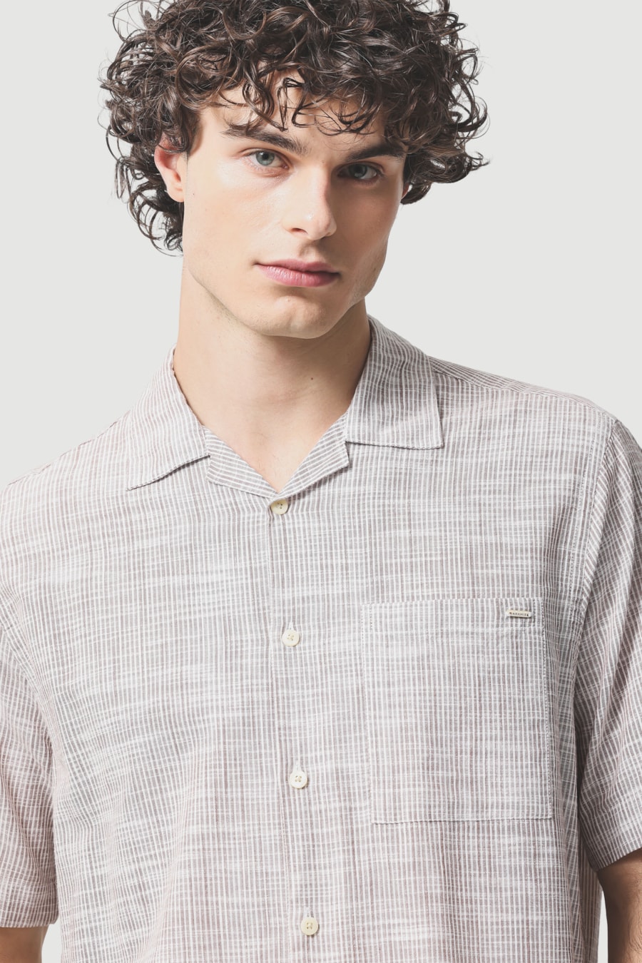 Camisa Manga Curta Regular Com Bolso Flame Listrada Castor C/ Branco — foto 3 de 6