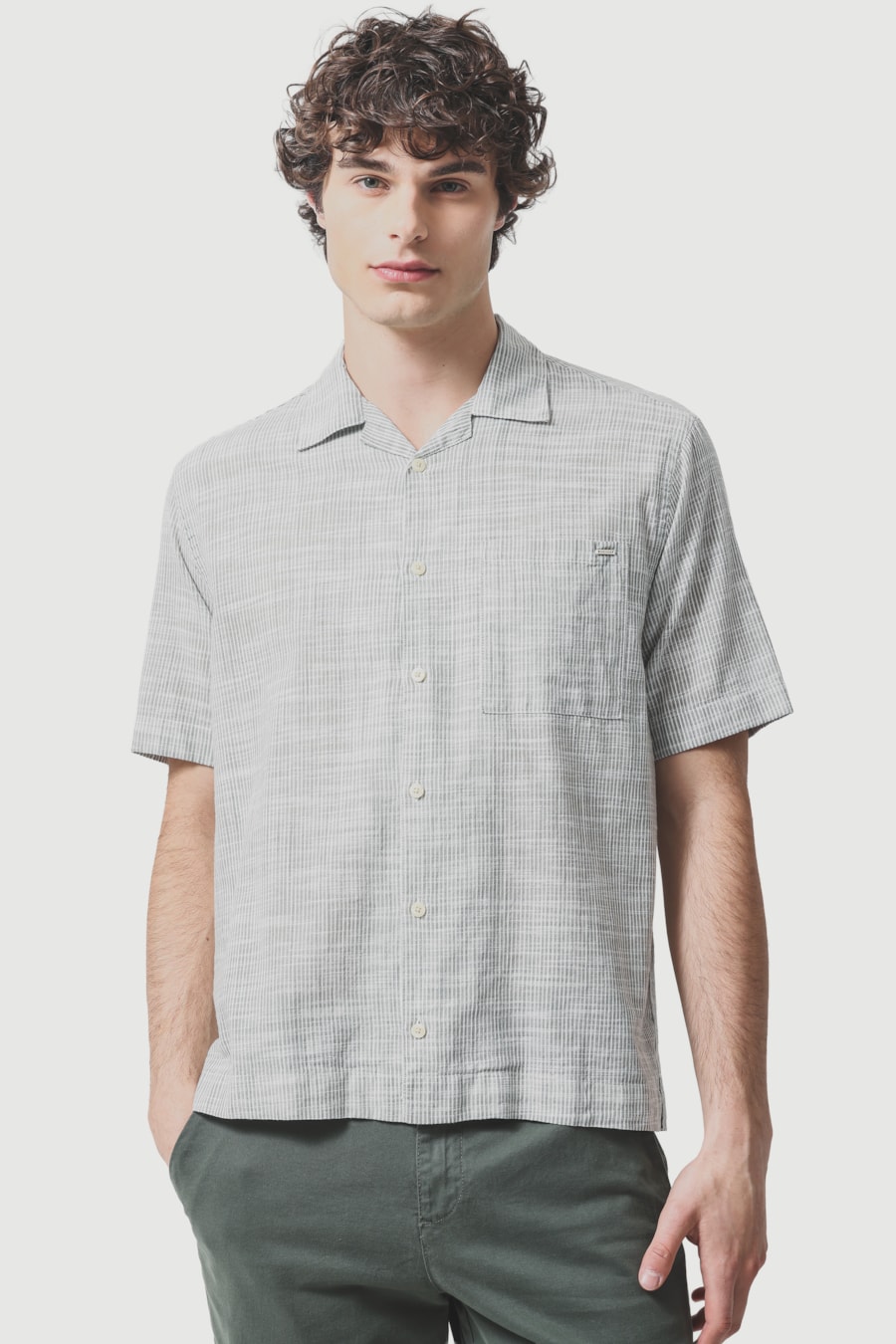 Camisa Manga Curta Regular Com Bolso Flame Listrada Verde C/ Branco — foto 1 de 6