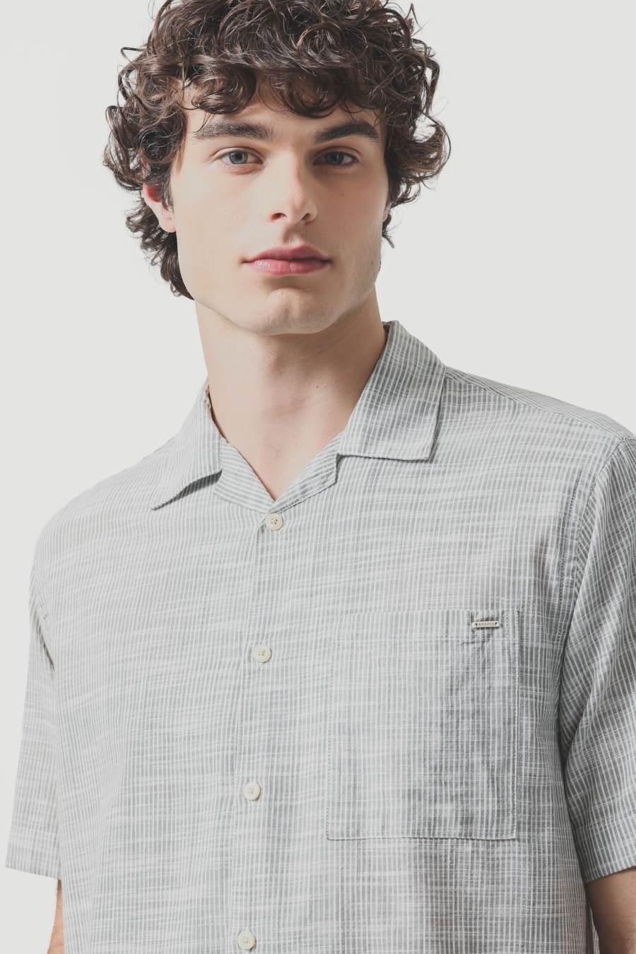 Camisa Manga Curta Regular Com Bolso Flame Listrada Verde C/ Branco — foto 3 de 6