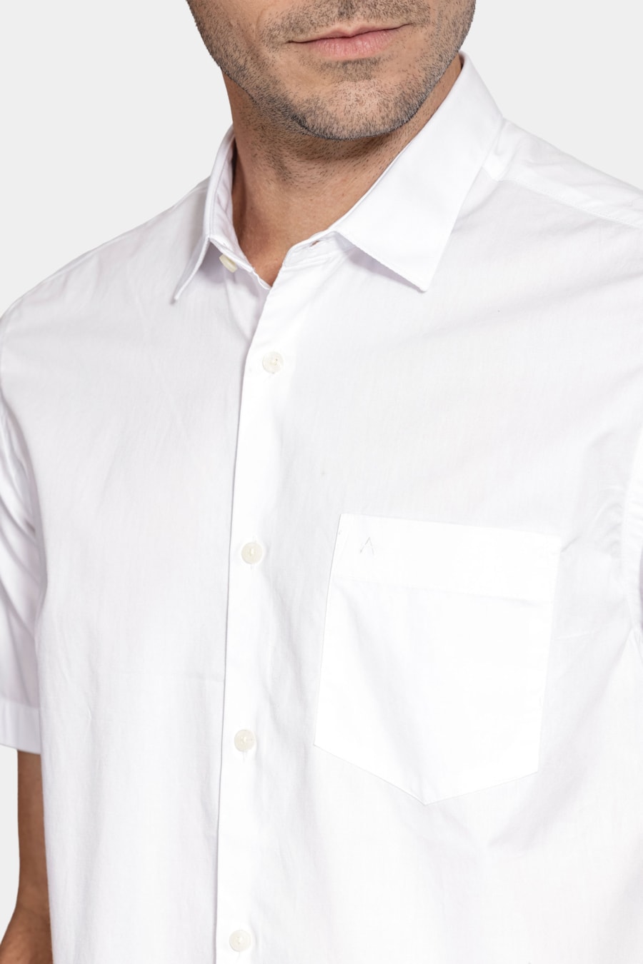 Camisa Manga Curta Regular em Tricoline Liso Com Bolso Branco — foto 3 de 5
