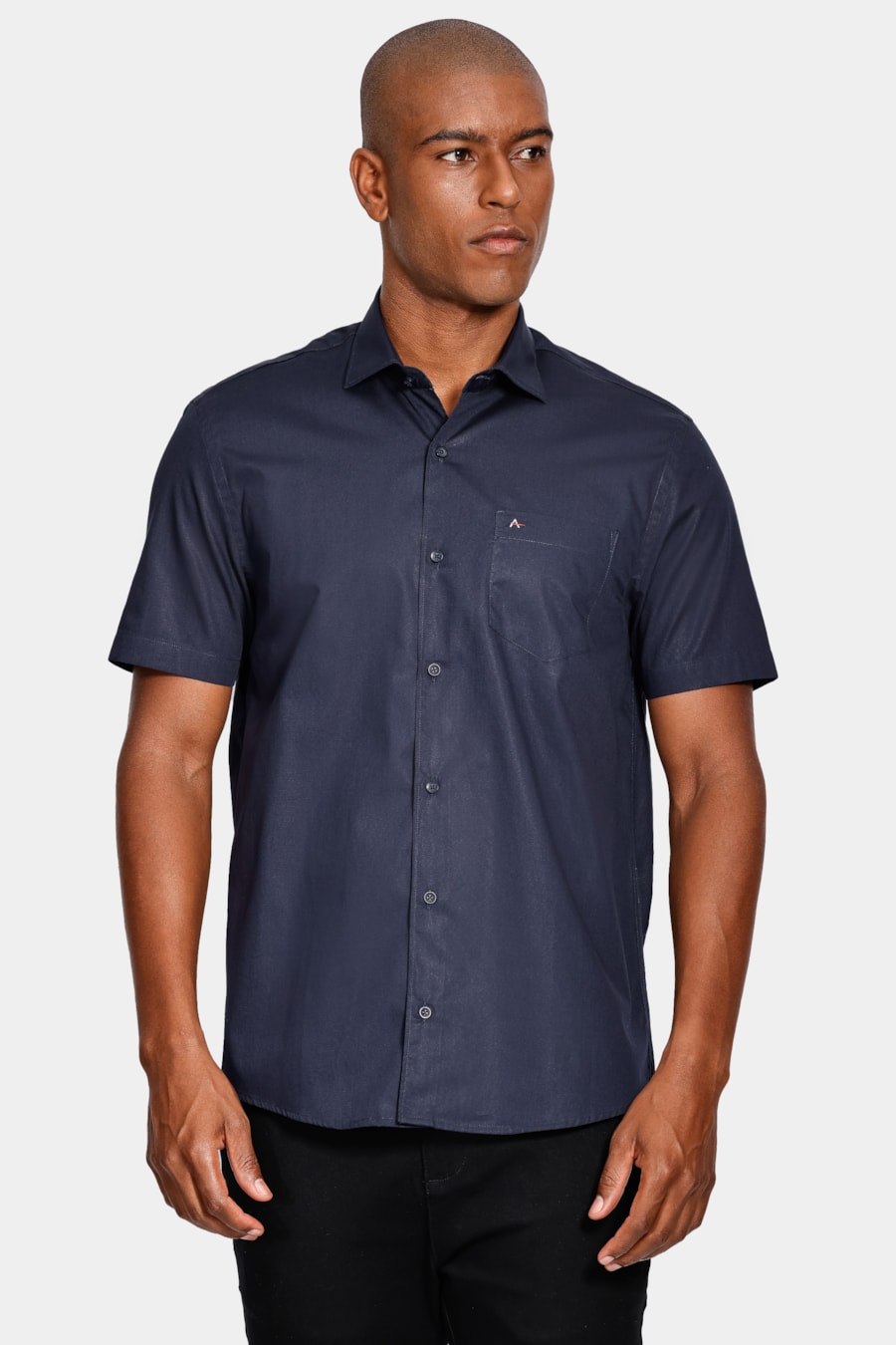 Camisa Manga Curta Regular em Tricoline Liso Com Bolso Marinho — foto 1 de 7