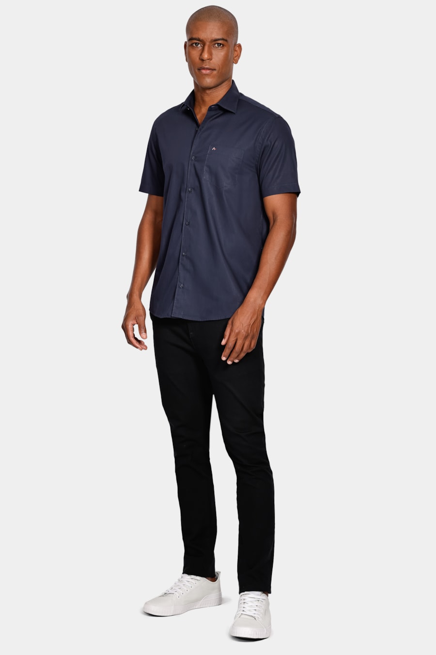 Camisa Manga Curta Regular em Tricoline Liso Com Bolso Marinho — foto 2 de 7