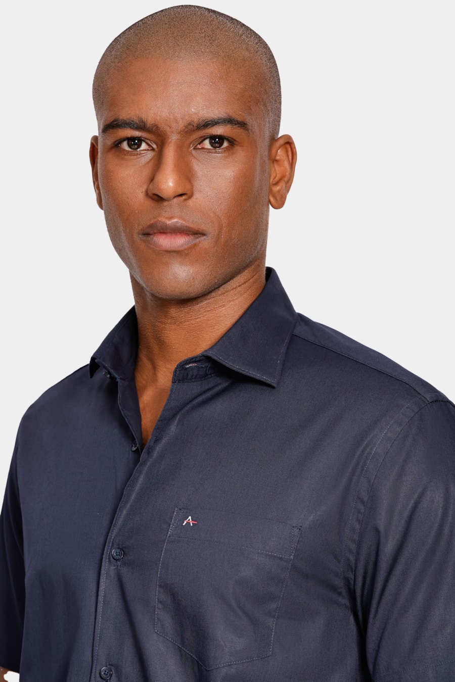 Camisa Manga Curta Regular em Tricoline Liso Com Bolso Marinho — foto 3 de 7