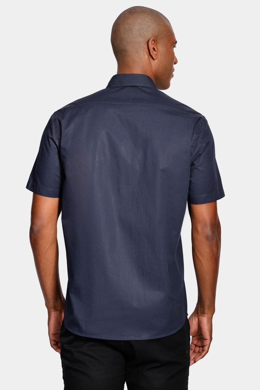 Camisa Manga Curta Regular em Tricoline Liso Com Bolso Marinho — foto 4 de 7