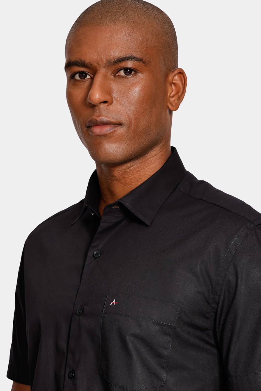 Camisa Manga Curta Regular em Tricoline Liso Com Bolso Preto — foto 3 de 6
