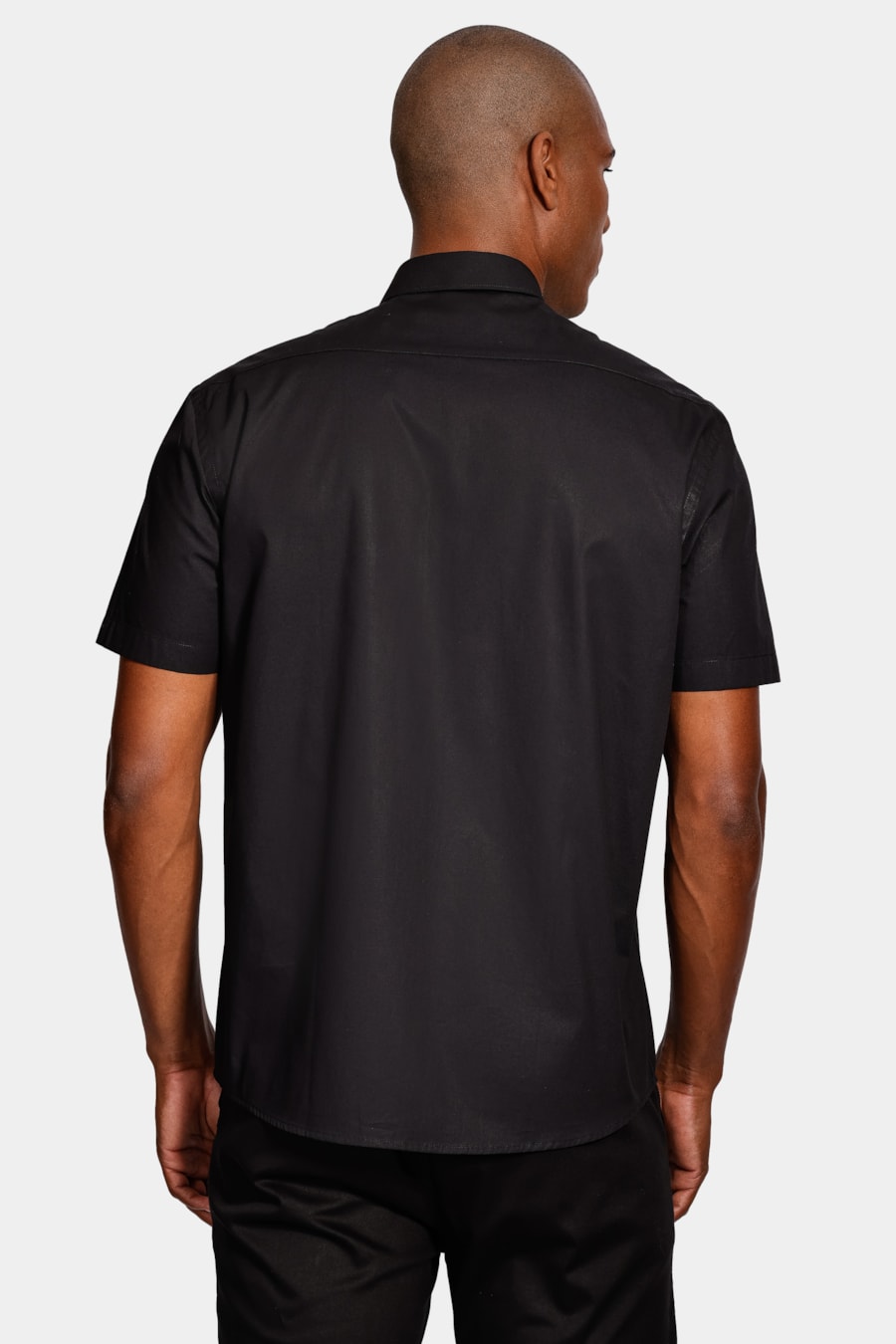Camisa Manga Curta Regular em Tricoline Liso Com Bolso Preto — foto 4 de 6