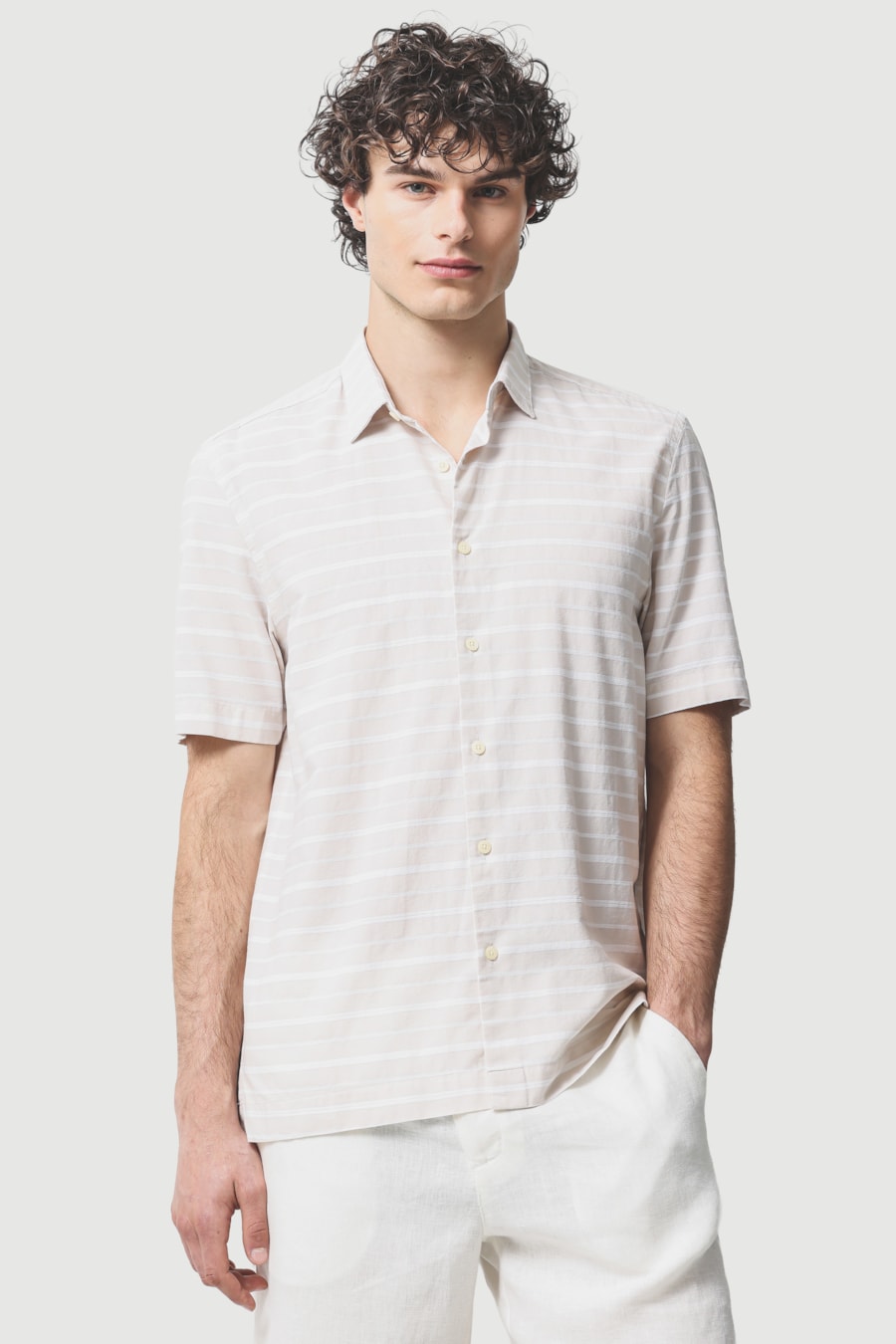 Camisa Manga Curta Regular Maquinetada Listrada Areia C/ Branco — foto 1 de 6