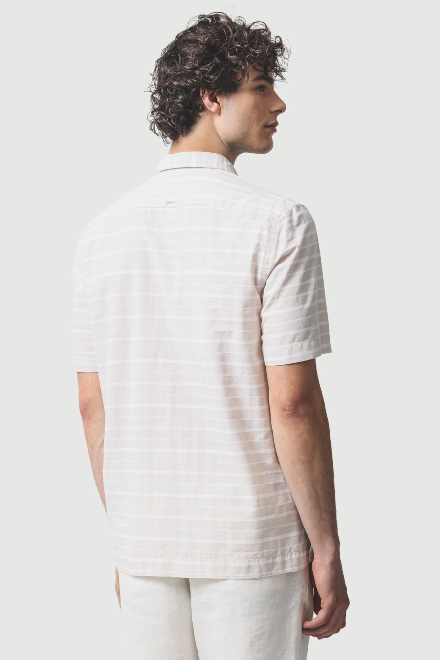 Camisa Manga Curta Regular Maquinetada Listrada Areia C/ Branco — foto 4 de 6