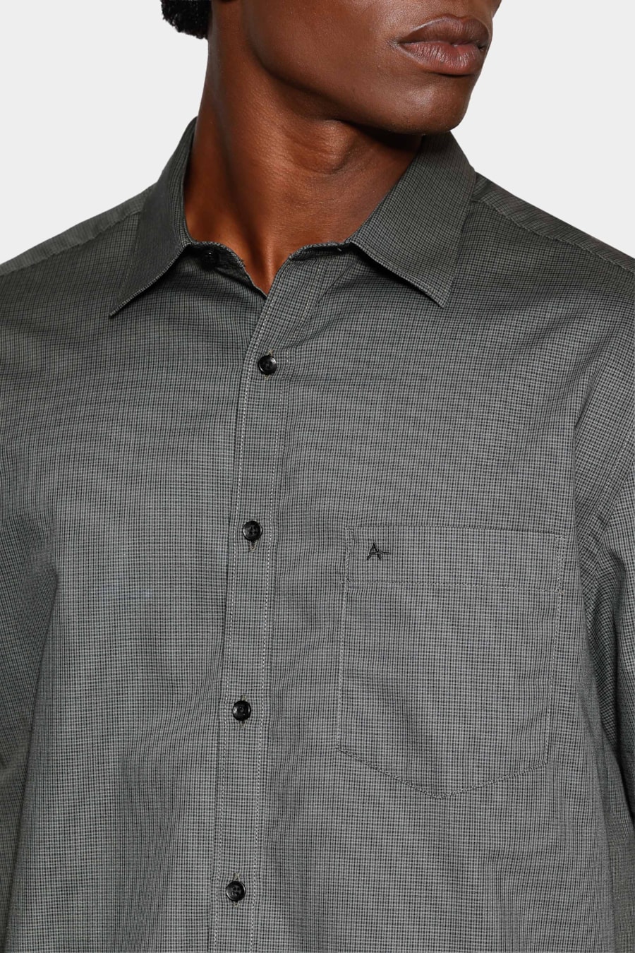 Camisa Manga Curta Regular Micro Xadrez Bolso Preto C/Verde — foto 3 de 6