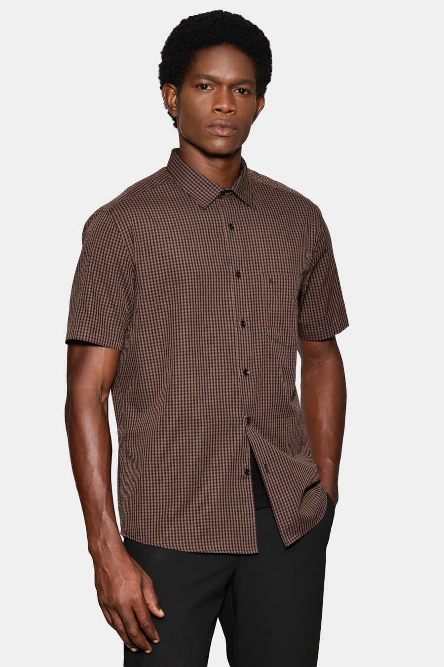 Camisa Manga Curta Regular Micro Xadrez Damero Chocolate C/ Preto — foto 1 de 6