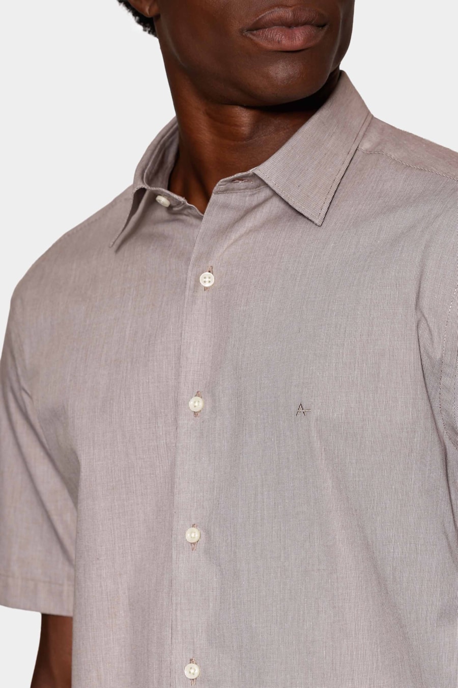 Camisa Manga Curta Regular Micro Xadrez Off White C/ Café — foto 3 de 6