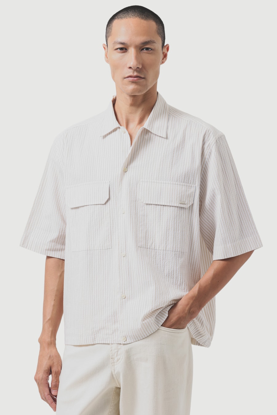Camisa Manga Curta Regular Seersucker Bolso Off Whitw C/ Caqui — foto 1 de 7