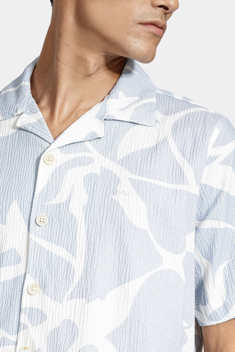 Camisa Manga Curta Regular Seersucker Estampada Azul Claro C/Branco — foto 3 de 6